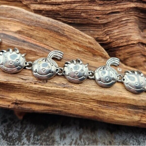 Silvertone 7.5" Bracelet with Children's Smiling Faces‎ - Picture 1 of 1